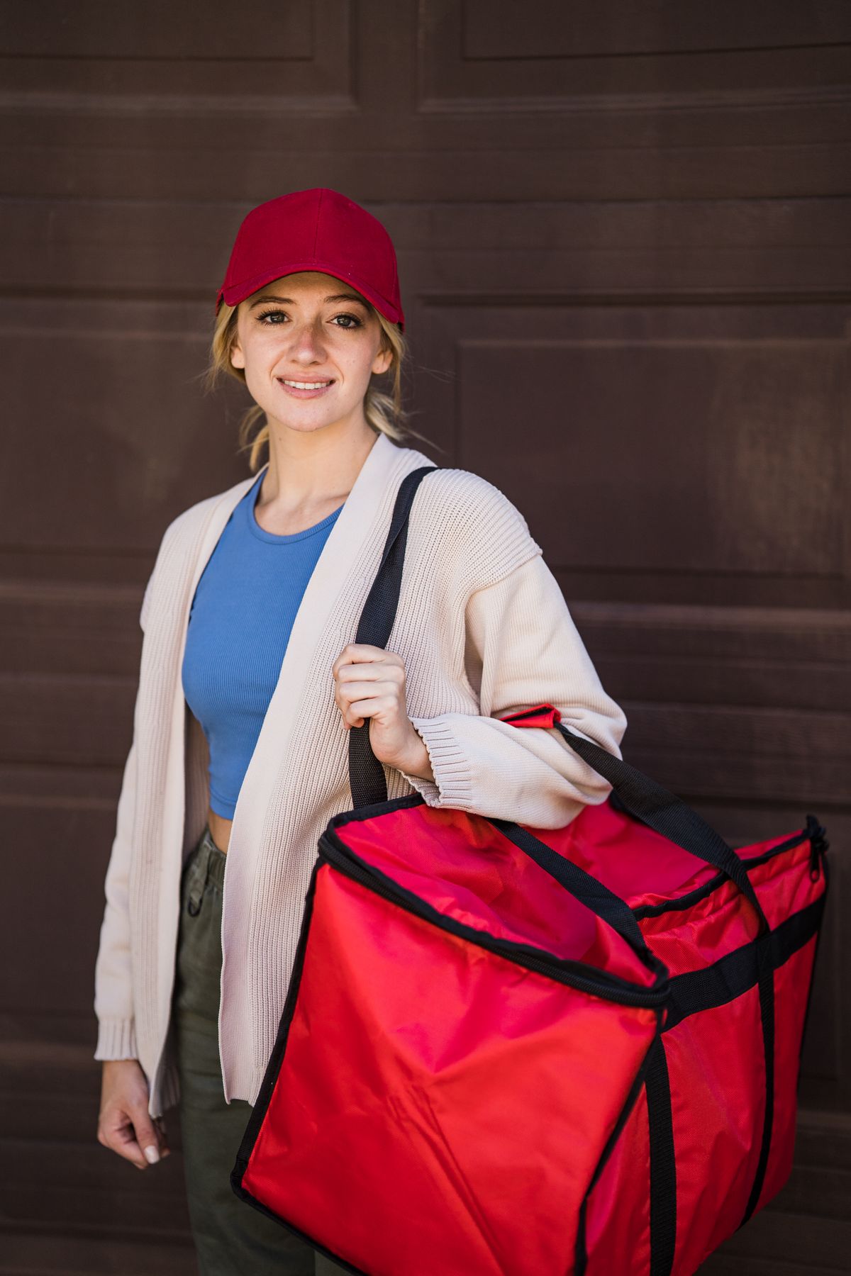 Entregadora com bolsa térmica de delivery